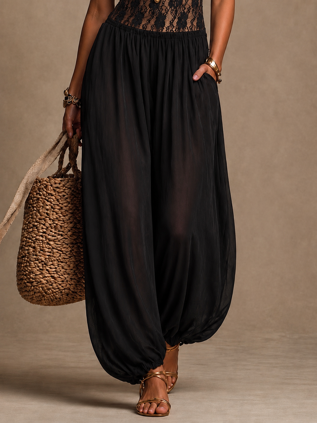 Laia | Jumpsuit met halter en vloeiende kant