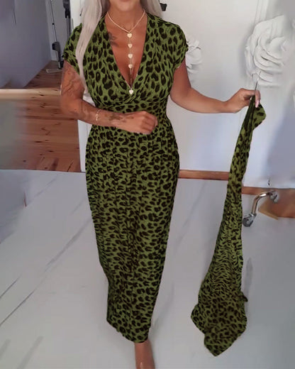 Noelia - Elegant kjole med leopardprint og V-hals