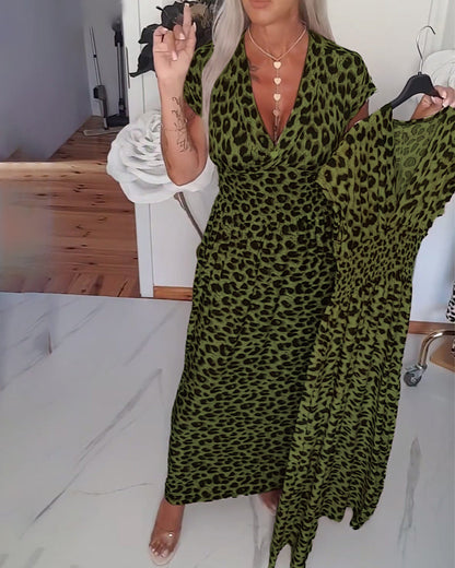 Noelia - Elegant kjole med leopardprint og V-hals