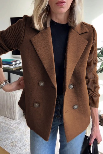 Amora - Elegant Jakke med Strikkede Ærmer